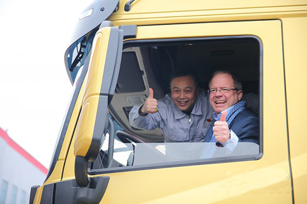 沃尔沃集团总裁参观东风商用车期间试驾东风卡车.jpg