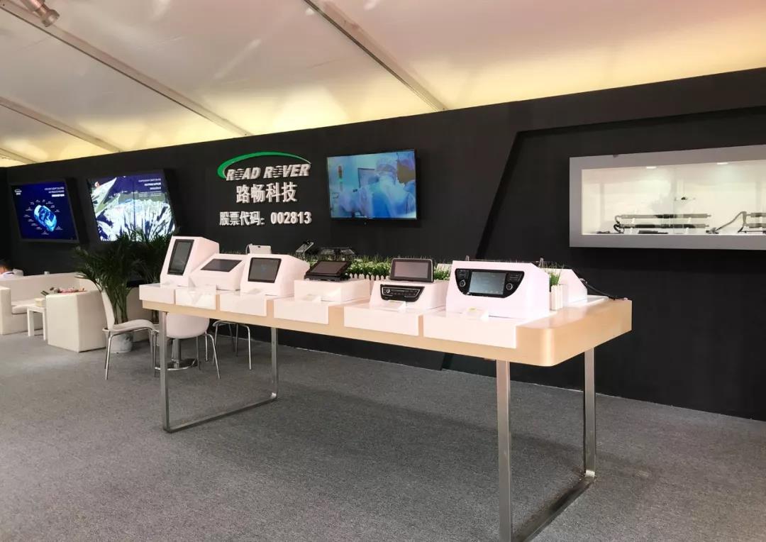 2018北京国际车展盛大开幕，路畅科技重磅亮相展馆 4.jpg