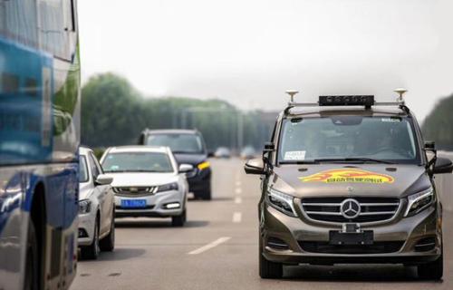 百度Apollo合作伙伴戴姆勒获得北京市自动驾驶车辆道路测试牌照.jpeg